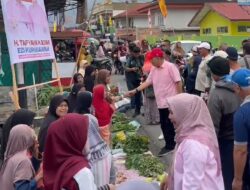 H.Tafyani Kasim Didampingi Ibu Rika Evawani Blusukan di Pasar Tradisional Hiang