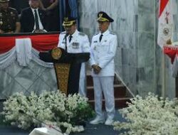 Sepertinya Sejumlah Kejahatan Tindak Pidana Kasus Korupsi Yang Terjadi Selama Ini Dianggapnya Semua Itu Sudah Biasa Baginya, Sehingga Semua Paket Proyek Untuk 5 Tahun Mendatang Selama Ia Menjadi Bupati Juga Sengaja Dijual Habis Olehnya Senilai 50 Miliar Rupiah Untuk Biaya Pilkada Yang Lalu, Kini Jelas2 Ir. Hamartoni Sebagai Bupati Lampung Utara Telah Sengaja Melakukan Kejahatan, Maka Untuk Itu, KPK Kejagung Dan Kapolri Sekarang Juga Tangkap Bupati Yang Satu Ini
